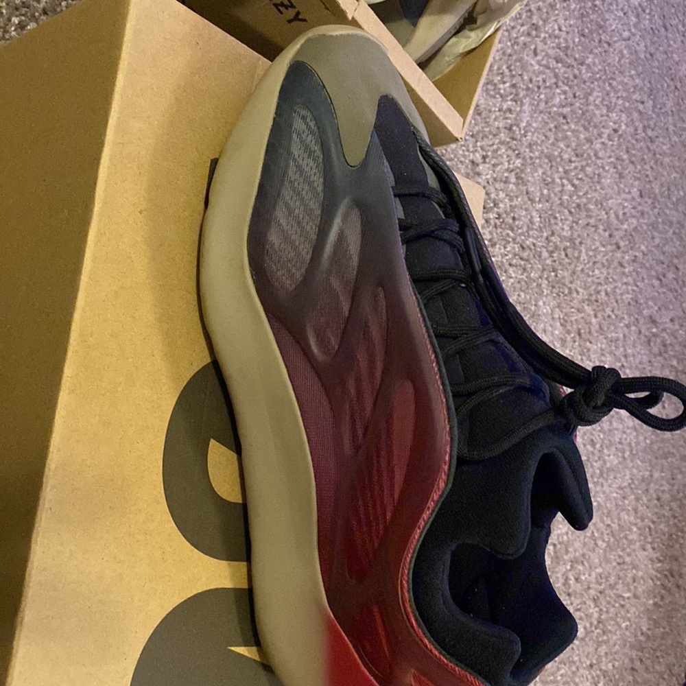 Yeezy 700 - Picture 2 of 7